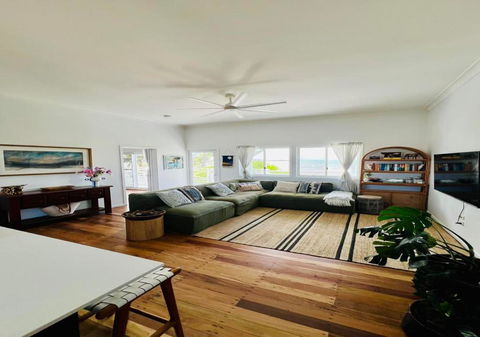 Absolute Beachfront Bowen Beach House-family Time - Yarra Valley Accommodation 4