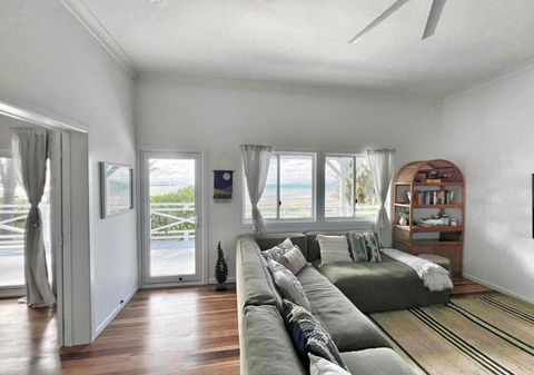 Absolute Beachfront Bowen Beach House-family Time - Yarra Valley Accommodation 2