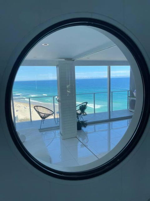 Absolute Beachfront Central Surfers Paradise - Yarra Valley Accommodation 1
