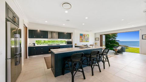 Absolute Beachfront On Stunning Pearl Beach - Yarra Valley Accommodation 4