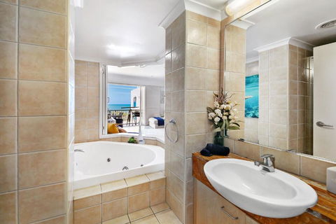 Absolute Beachfront Rolling Surf Resort - Yarra Valley Accommodation 3