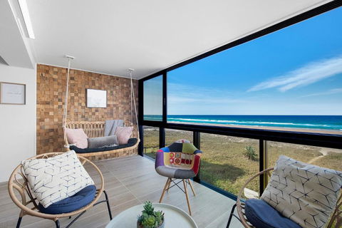 Absolutly Beachfront Surfers Paradise, Pure Shores! - Yarra Valley Accommodation 3