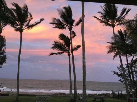 ABSOLUTE BEACH FRONT MACKAY - Blue Pacific - Yarra Valley Accommodation 4