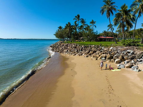 ABSOLUTE BEACH FRONT MACKAY - Blue Pacific - Yarra Valley Accommodation 3