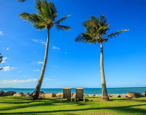 ABSOLUTE BEACH FRONT MACKAY - Blue Pacific - Yarra Valley Accommodation 0