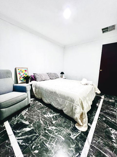 Affordable Beautiful Queen Bedroom Near City Swan River Fremantle University - Yarra Valley Accommodation 1