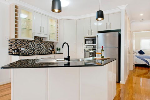 Adrift At Dolphin Cove Apt 5 - Riverfront Modern - Yarra Valley Accommodation 3