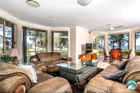 Aircabin - Tuggerawong - Lake Front - 9 Beds House - Yarra Valley Accommodation 3