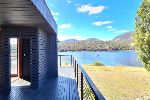 AMAZING 5-Star WATERFRONT RETREAT ON THE RIVERWALK - Yarra Valley Accommodation 1