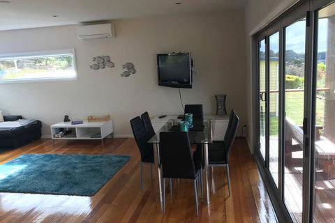 Amazing Ansons Bay Absolute Waterfront Beach House - Yarra Valley Accommodation 3