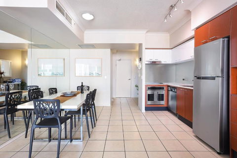 Amazing Chevron Heart Of Surfers Apartment - Yarra Valley Accommodation 1