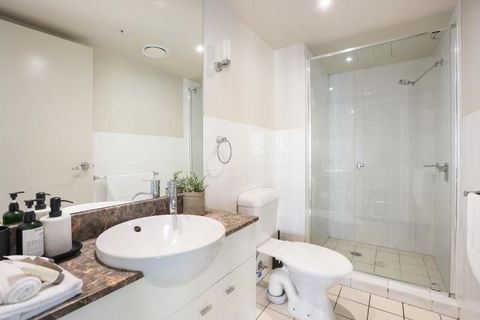 Amazing Chevron Heart Of Surfers Apartment - Yarra Valley Accommodation 2