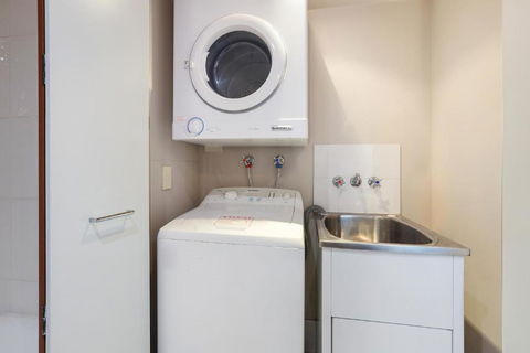 Amazing Chevron Heart Of Surfers Apartment - Yarra Valley Accommodation 3