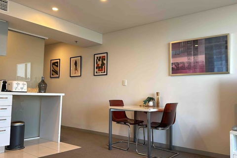 Amazing City Skyline Apartment - Pool, Gym, Sauna. - Yarra Valley Accommodation 1