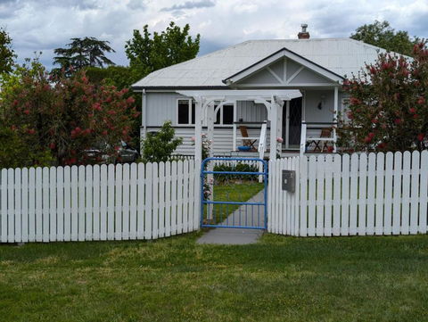Amiens Cottage. Queenslander, Charming, Central. - Yarra Valley Accommodation 3