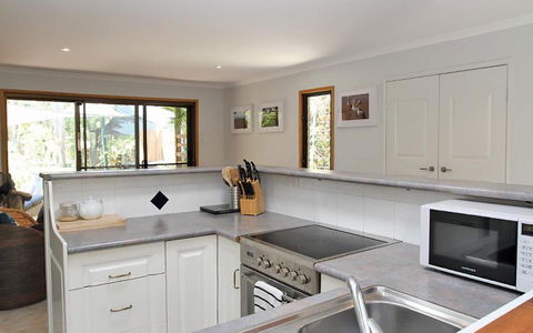 AMITY BEACH BUNGALOW - Yarra Valley Accommodation 3