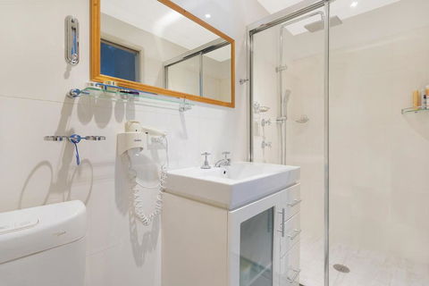 Anchors Aweigh - Adult & Guests Only - Yarra Valley Accommodation 3