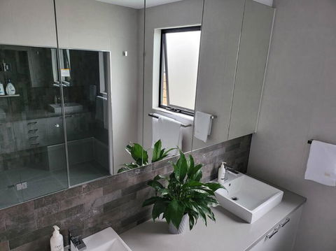 Alogara House, Modern, 6 Bedrooms With Hot Tub And Views - Yarra Valley Accommodation 3