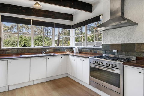An Entertainers Oasis - Fun Home With Pool Table, Arcade Game, Basketball Ring - Yarra Valley Accommodation 2
