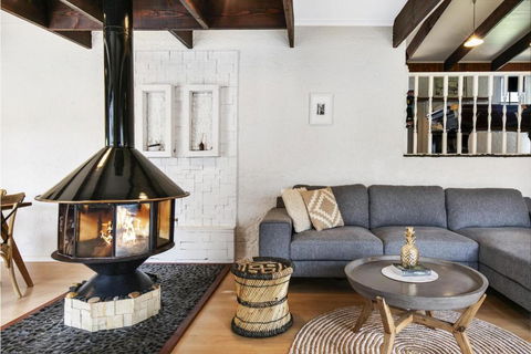 An Entertainers Oasis - Fun Home With Pool Table, Arcade Game, Basketball Ring - Yarra Valley Accommodation 0