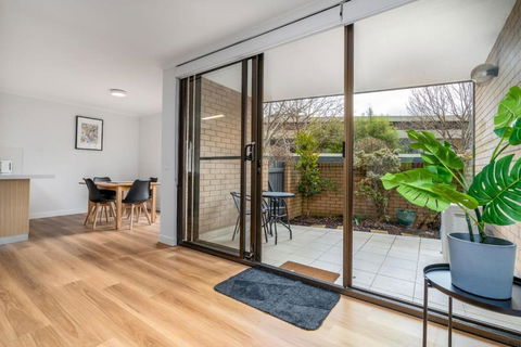Apt In Kingston - 10min To Lake Burley Griffin - Yarra Valley Accommodation 4