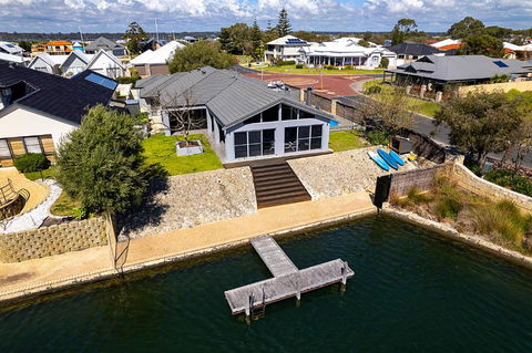 Aqua Tides- Family Home With Pool - Yarra Valley Accommodation 0