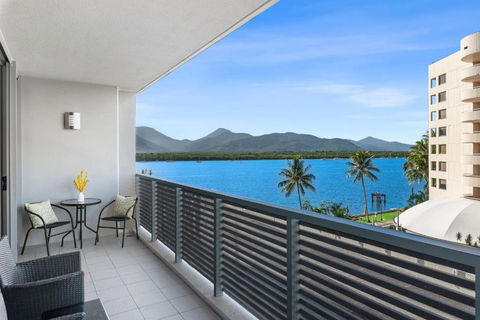 Aqua Vista At Harbour Lights - Poolside Panorama - Yarra Valley Accommodation 0