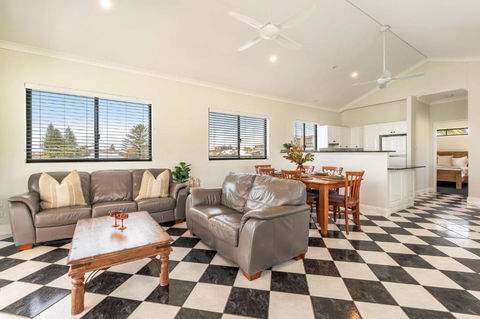 Arcoola 1 - Overlooking Main Beach - Yarra Valley Accommodation 4