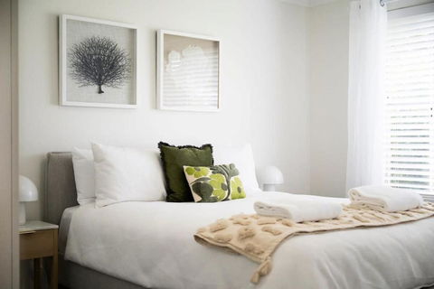 Artful Abode - Duntryleague, Vibrant Decor - Yarra Valley Accommodation 1