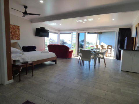 ArtHOUSE Beachfront Accommodation - Yarra Valley Accommodation 4