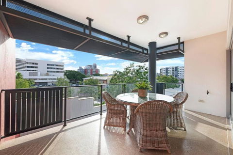 Artistic City Escape With Balcony And Parking - Yarra Valley Accommodation 4