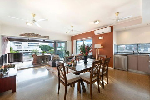 Artistic City Escape With Balcony And Parking - Yarra Valley Accommodation 3