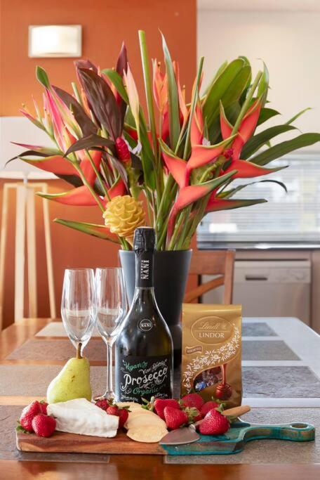 Artistic City Escape With Balcony And Parking - Yarra Valley Accommodation 2