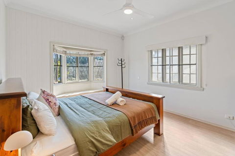 Artistic Queenslander With Park Views - Near City! - Yarra Valley Accommodation 4