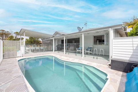 Ash Haven, 19 Ash St - Views, Pool, Air Con, Boat Parking, Wi-Fi - Yarra Valley Accommodation 2
