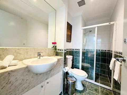 Aspire CBD One Bedroom With Indoor Pool & Parking Available - Yarra Valley Accommodation 3
