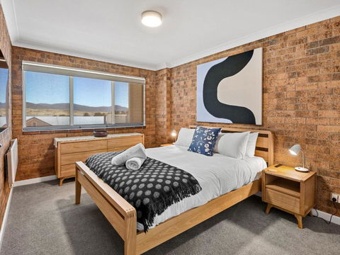 Astrids At Central Park - 2BR L Lake & Mountain Views L Central Location L WiFi - Yarra Valley Accommodation 4