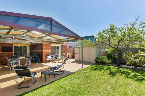 Avenue Family Retreat - Yarra Valley Accommodation 1