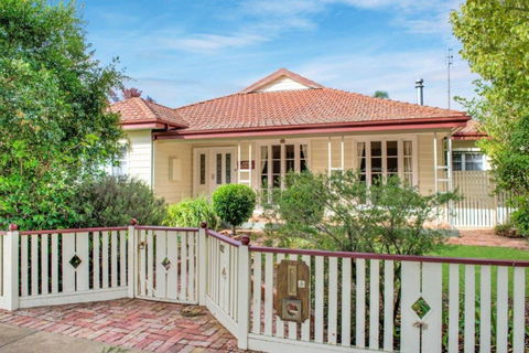 Ayr House - Echuca Holiday Homes - Yarra Valley Accommodation 0