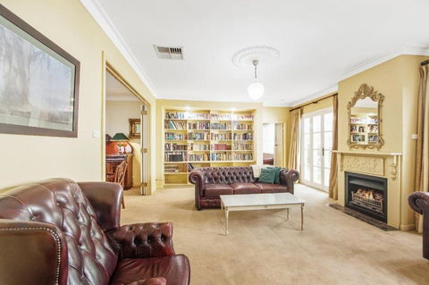 Ayr House - Echuca Holiday Homes - Yarra Valley Accommodation 2