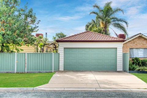 Ayr House - Echuca Holiday Homes - Yarra Valley Accommodation 4