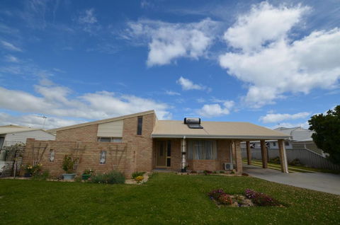 Ayres Rocks - Yarra Valley Accommodation 0