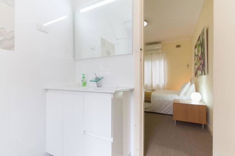 B5 Crawley Apartment 1 BRM & Sleepout Near UWA - Yarra Valley Accommodation 2