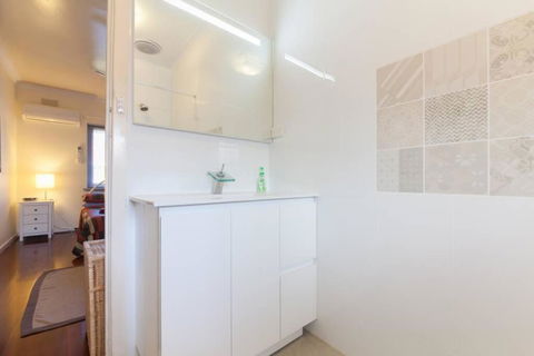 B7 Crawley Apartment 1 BRM & Sleepout Near UWA - Yarra Valley Accommodation 0