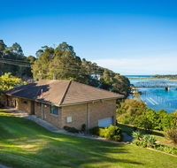 2 Water Crescent - Retro Haven - Yarra Valley Accommodation