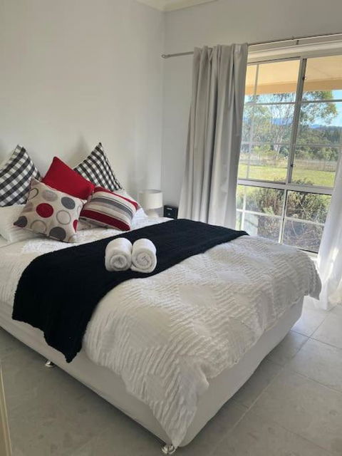 Country House With Stunning Views For 1-10 People - Yarra Valley Accommodation 4