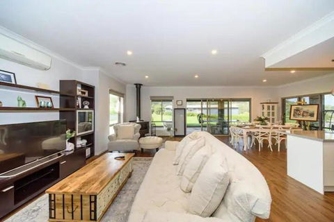 Family-Friendly Gorgeous Farm House TF1952 - Yarra Valley Accommodation 0