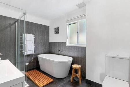 Hidden Bay Retreat-5 Bed- 15min To Hobart - Yarra Valley Accommodation 0