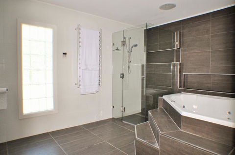 LUXURIOUS Couples Escape, SPA BATH, Netflix, NBN - Yarra Valley Accommodation 2