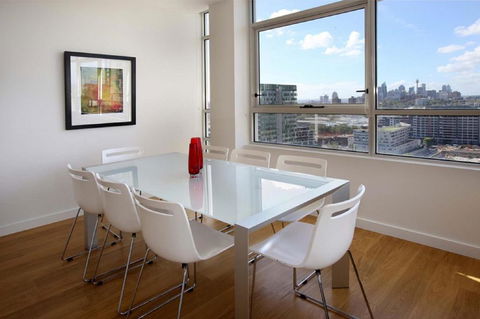 Moore To See - Modern And Spacious 3BR Zetland Apartment With Views Over Moore Park - Yarra Valley Accommodation 1